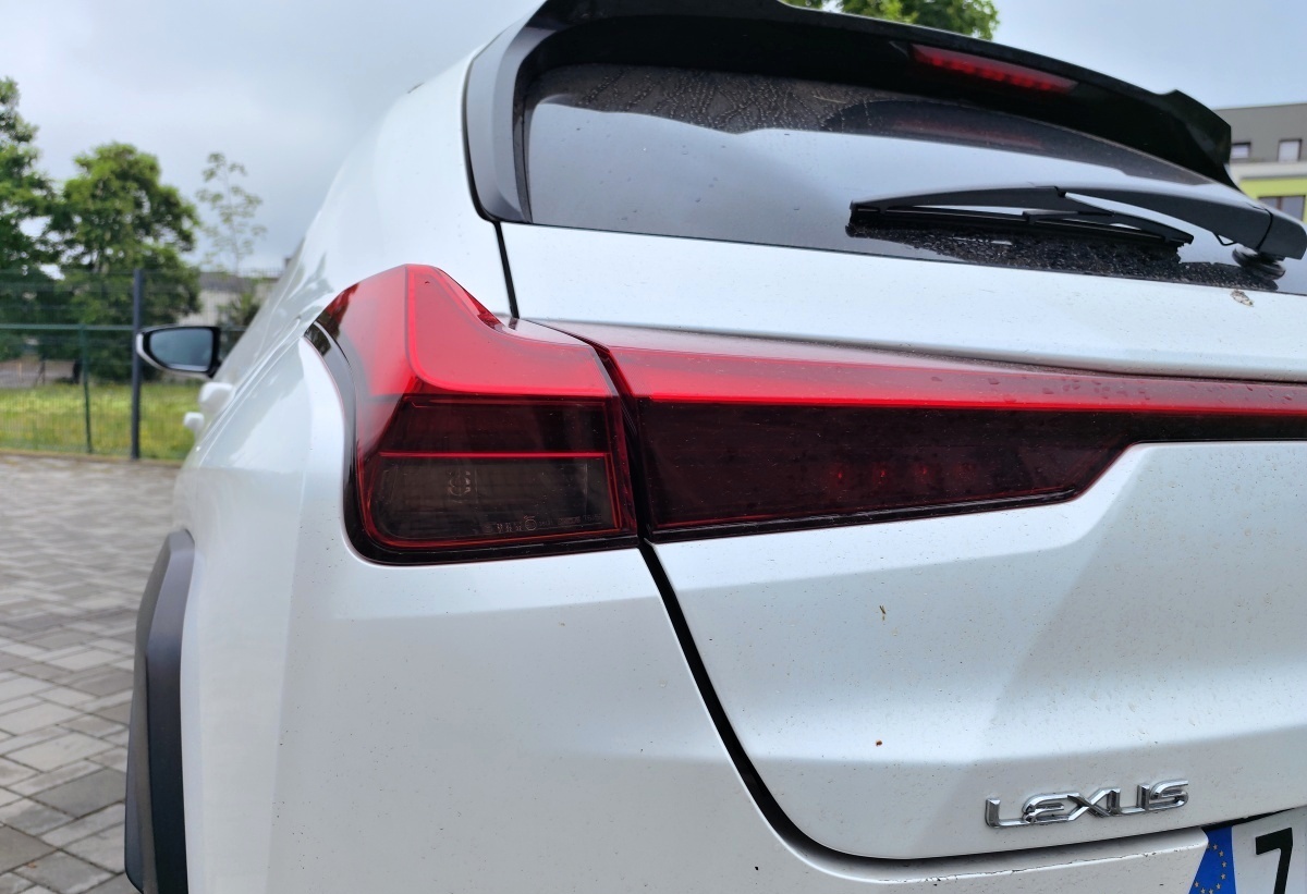 lexus-ux-25