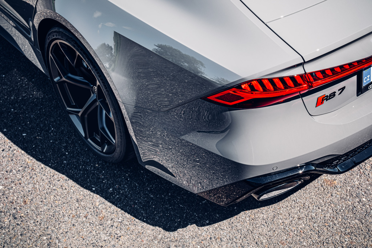 audi-rs7-sportback-2023-25