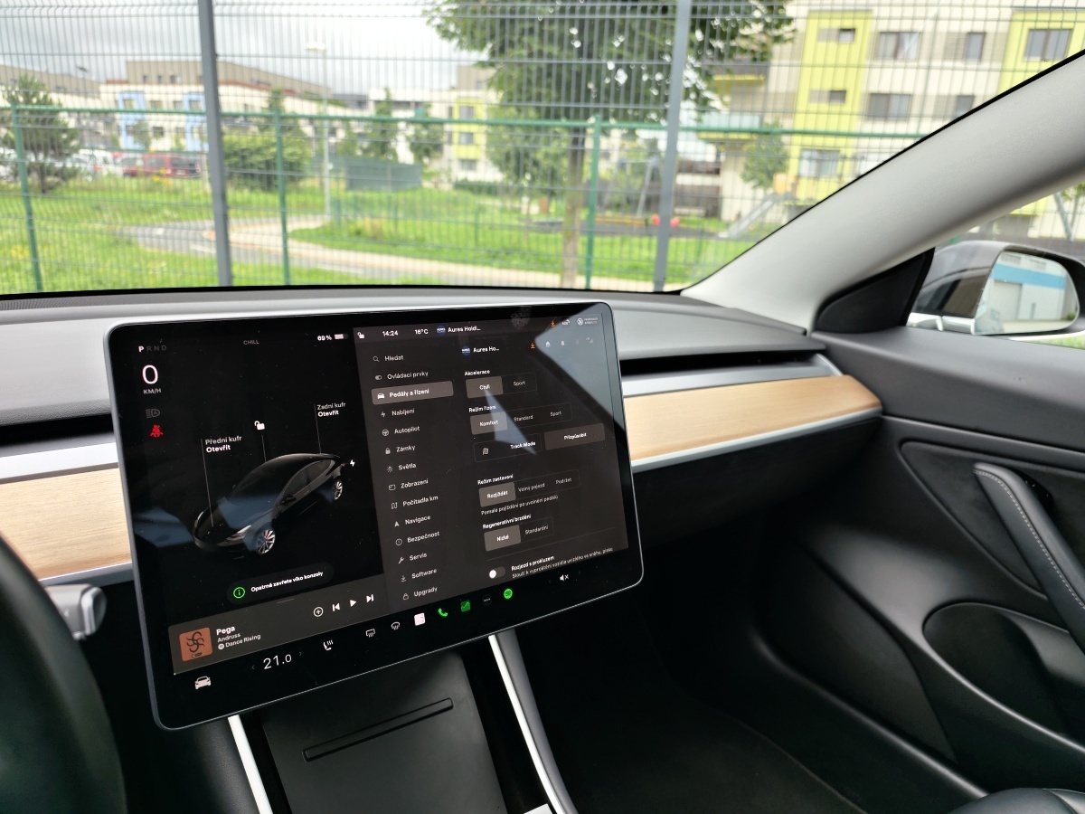 tesla-model-3-performance-14