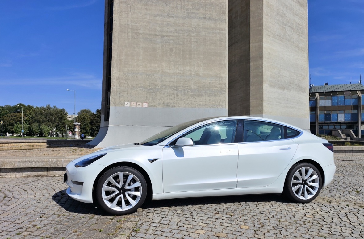 tesla-model-3-long-range-9