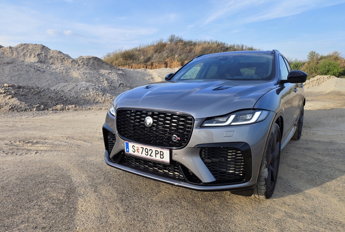 jaguar-f-pace-svr-2023-1