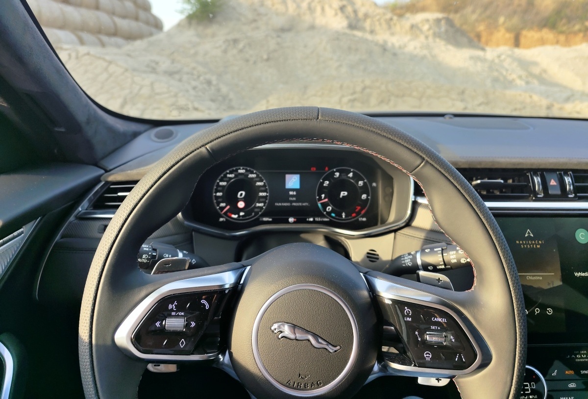 jaguar-f-pace-svr-2023-12