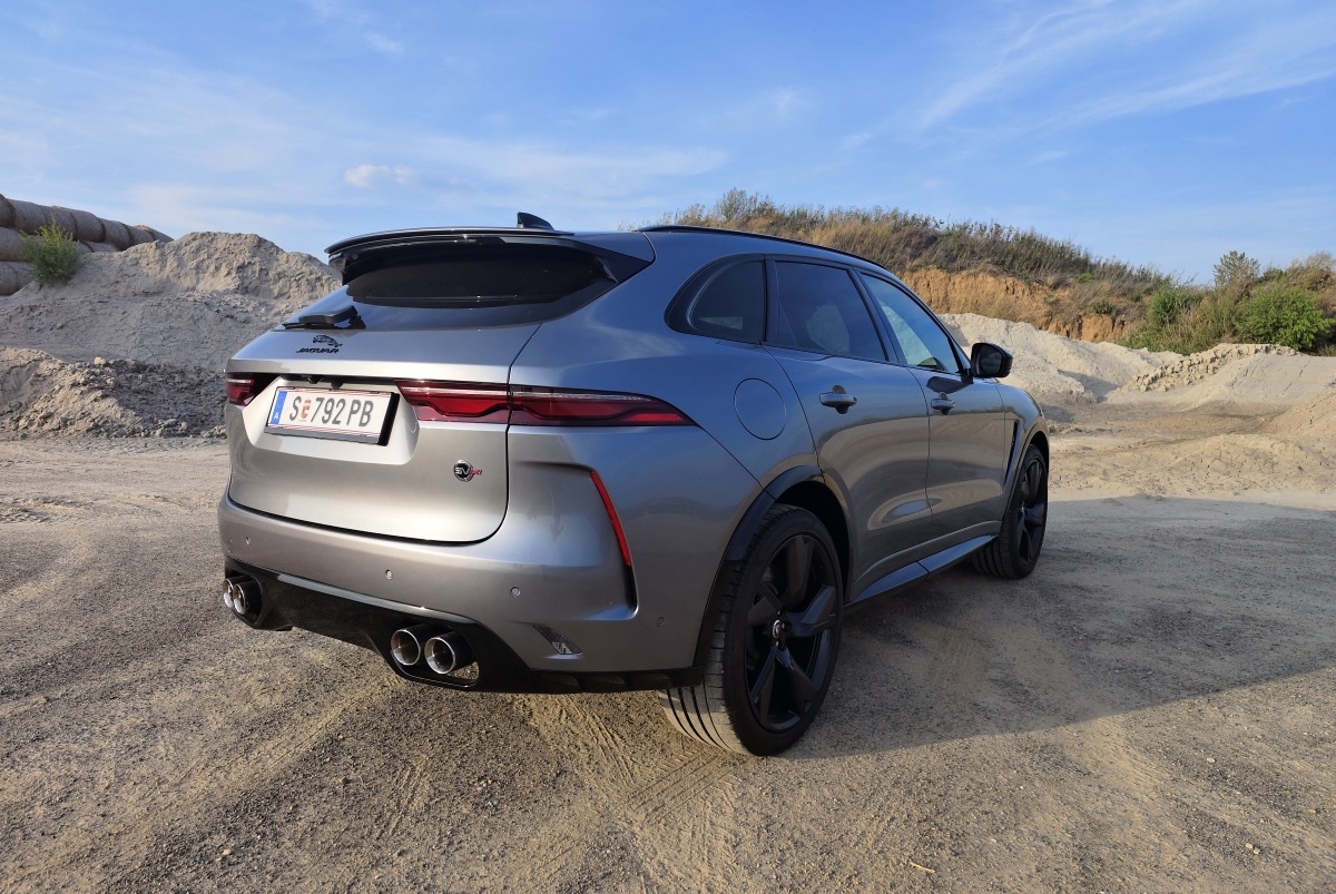 jaguar-f-pace-svr-2023-21