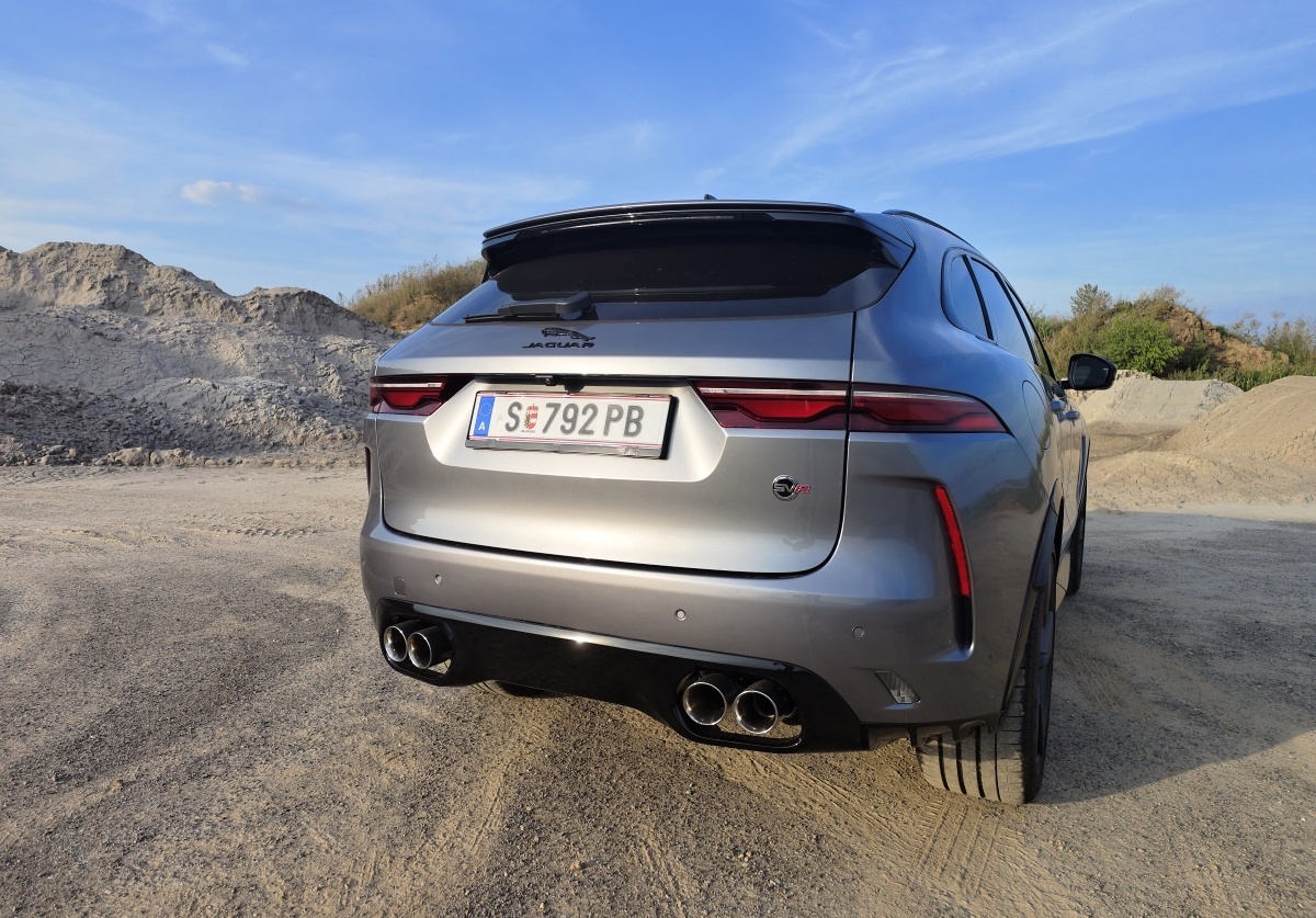 jaguar-f-pace-svr-2023-22