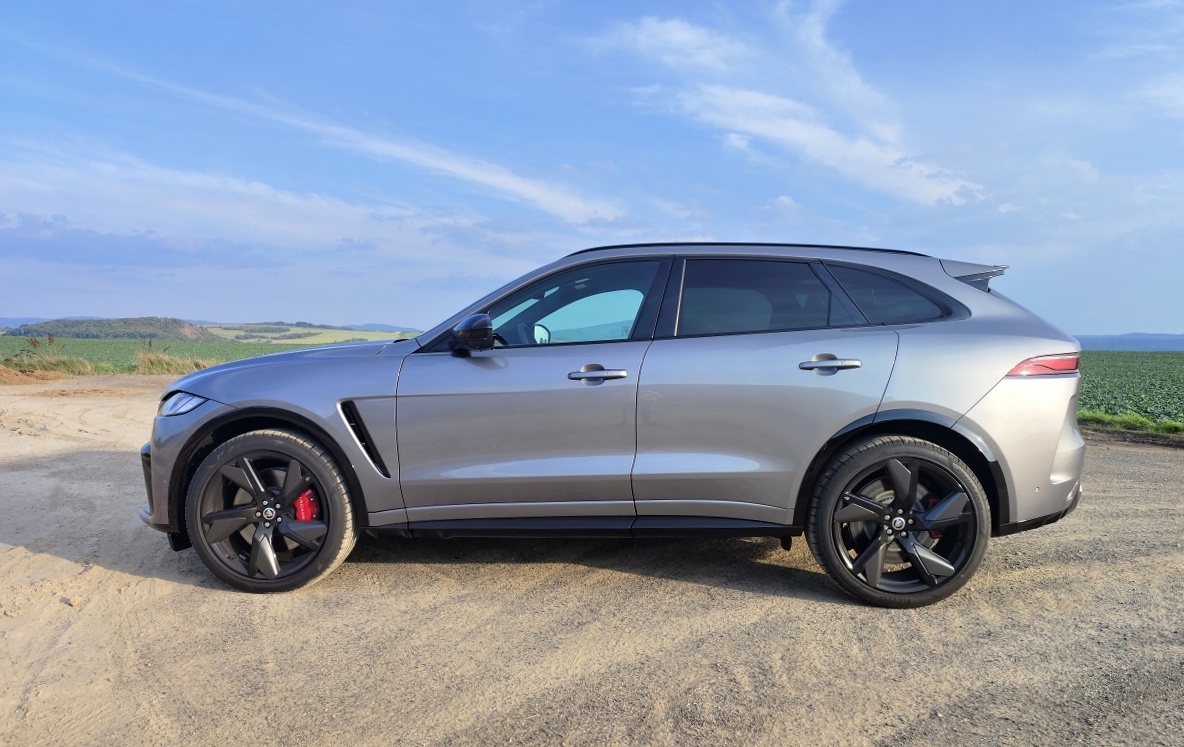 jaguar-f-pace-svr-2023-31