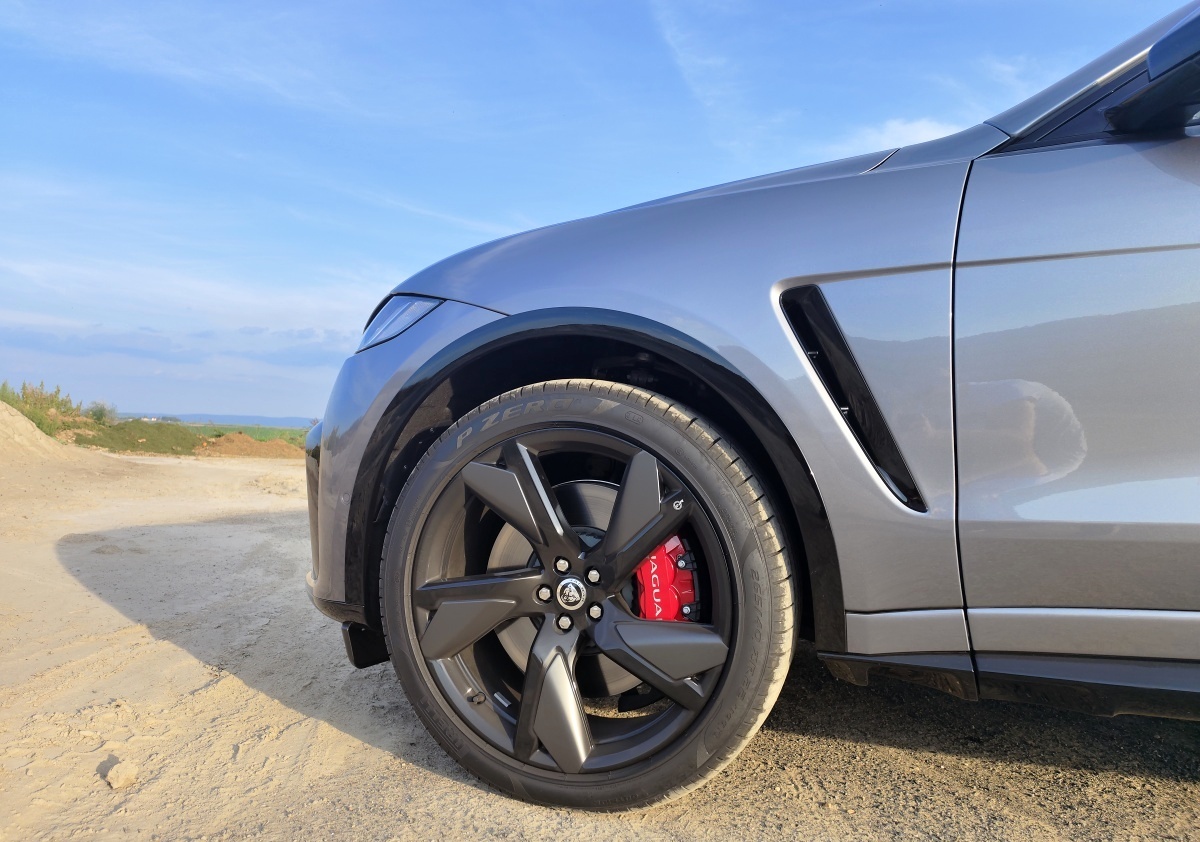 jaguar-f-pace-svr-2023-32