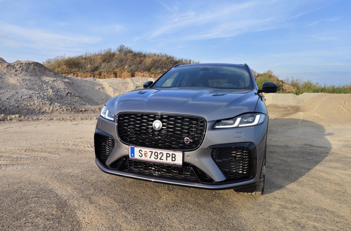 jaguar-f-pace-svr-2023-4