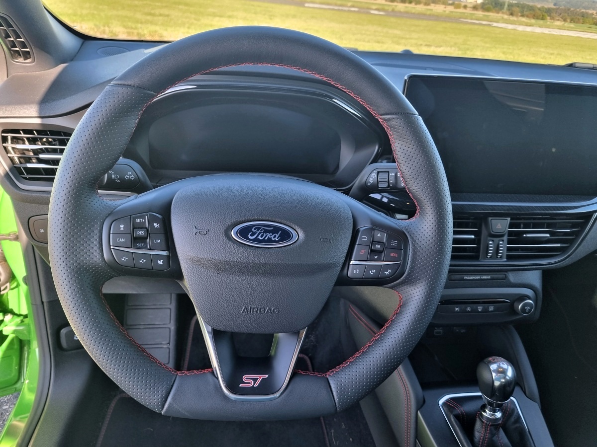 ford-focus-st-2023-17