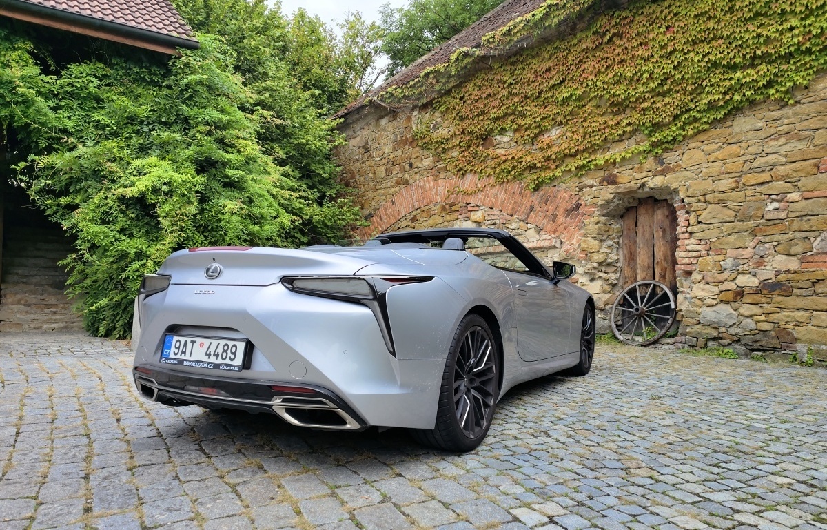 lexus-lc-convertible-2023-13