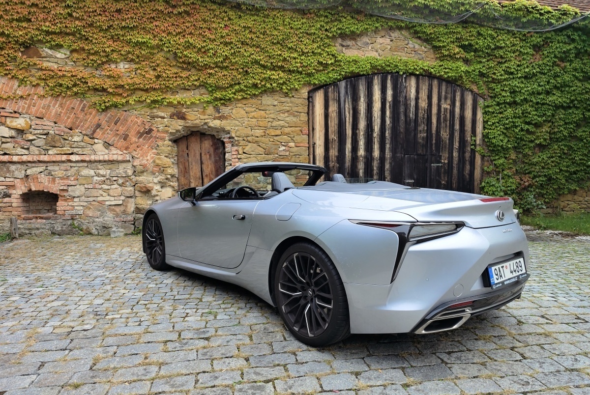 lexus-lc-convertible-2023-15
