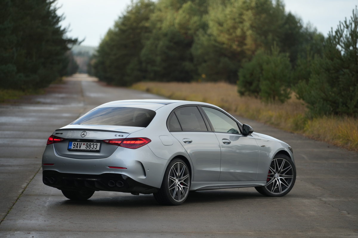 mercedes-amg-c43-4matic-2023-27