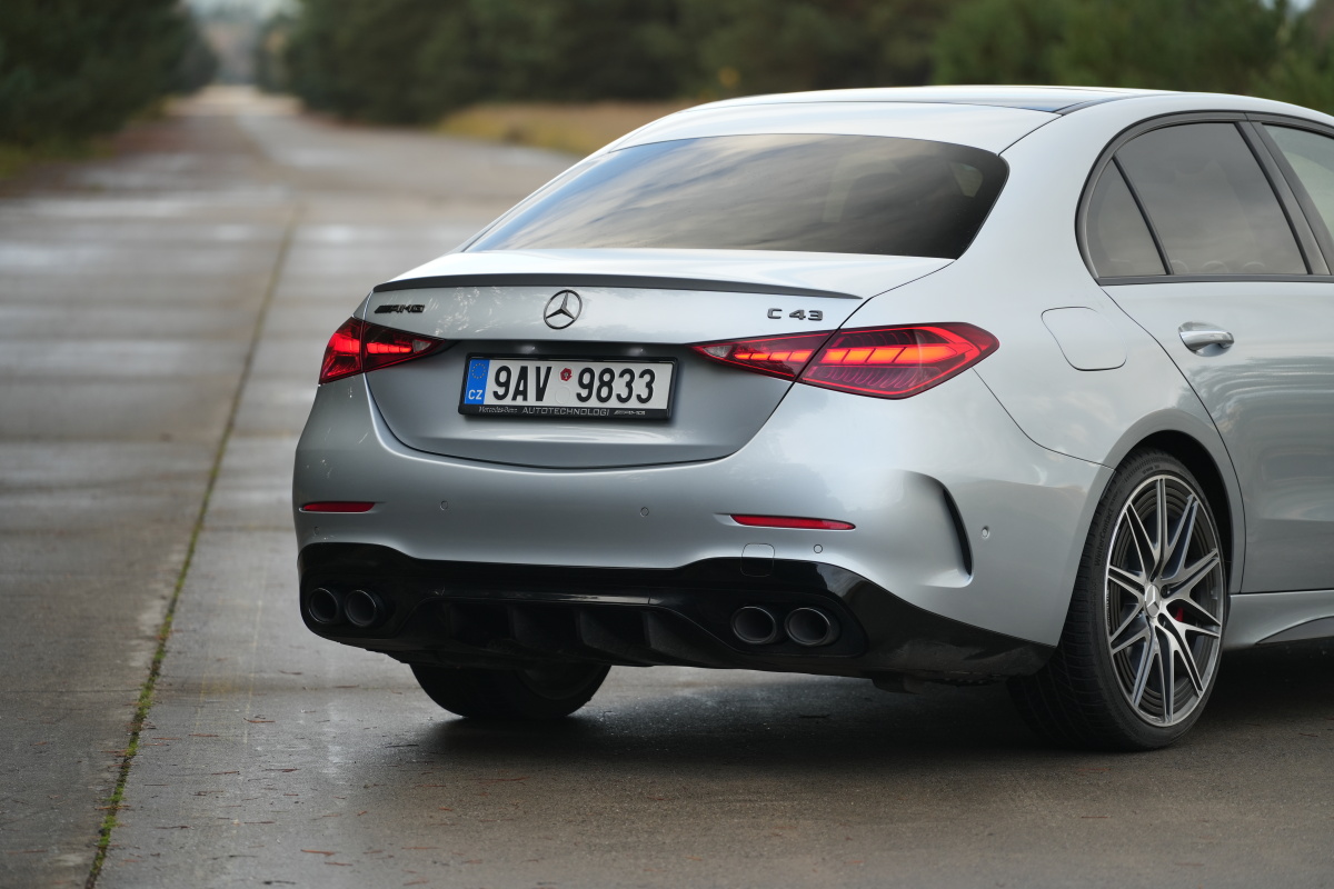 mercedes-amg-c43-4matic-2023-28