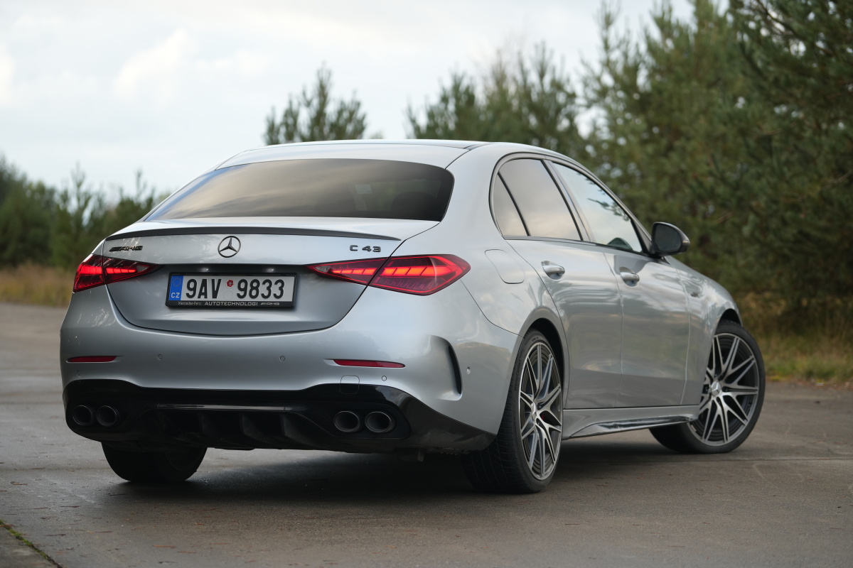 mercedes-amg-c43-4matic-2023-30