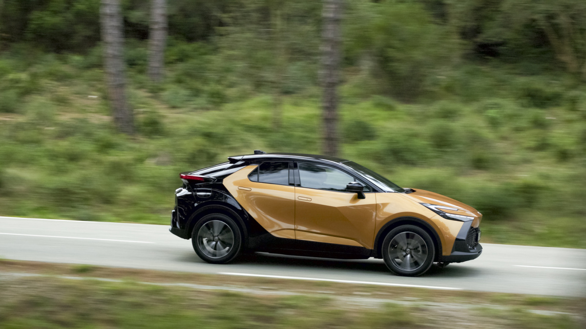2024_c-hr-phev_dpl_dynamic_018