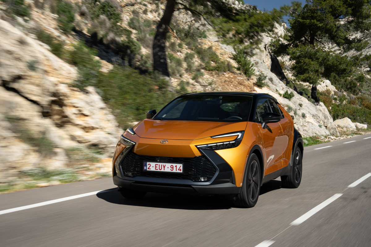 2024_c-hr-phev_dpl_dynamic_sulfur_005
