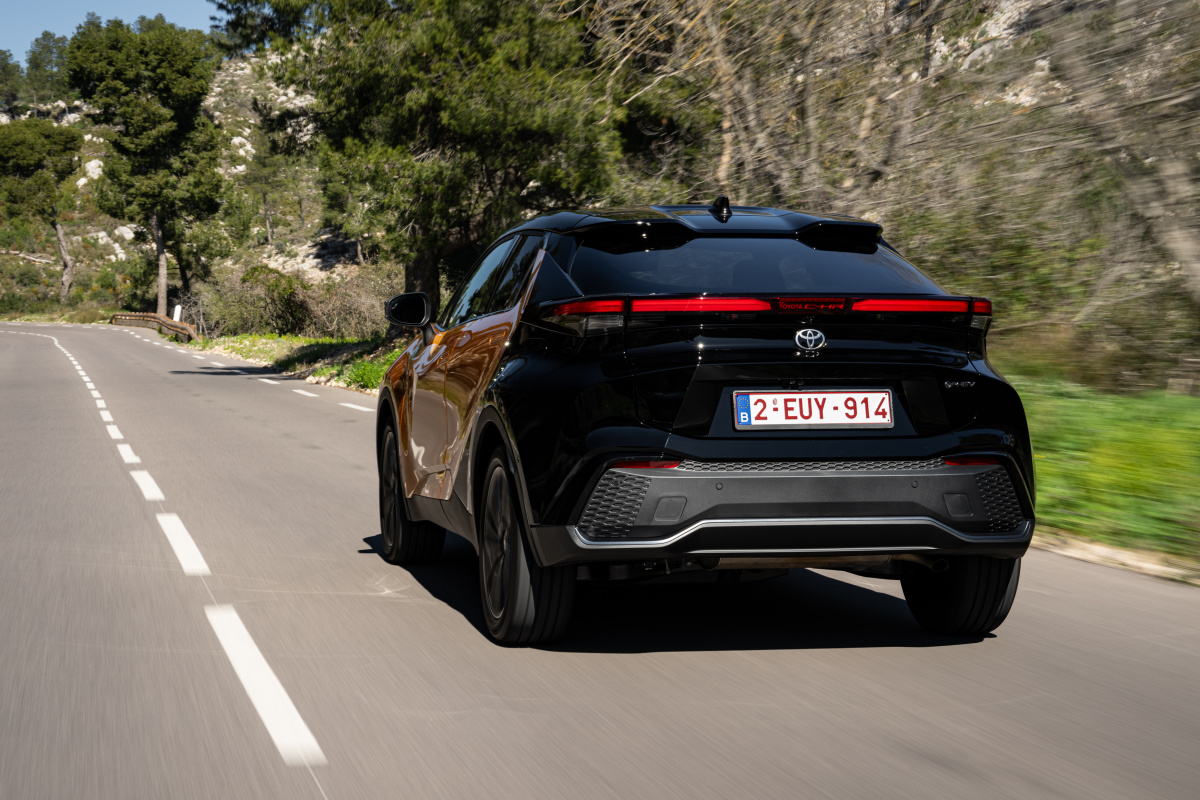 2024_c-hr-phev_dpl_dynamic_sulfur_010
