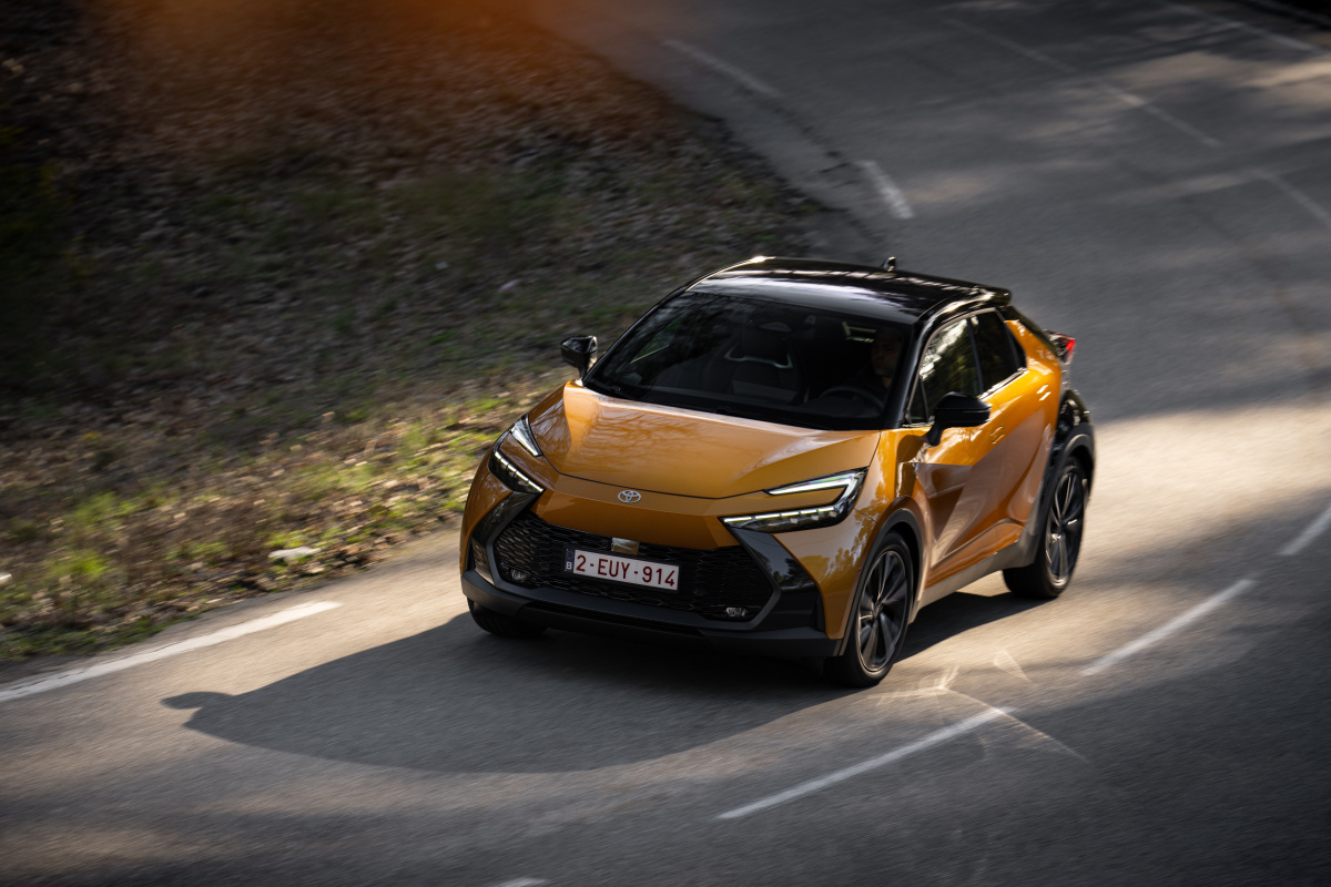 2024_c-hr-phev_dpl_dynamic_sulfur_022