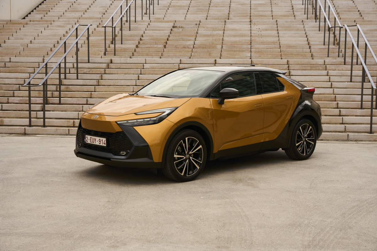 2024_c-hr-phev_dpl_static_002
