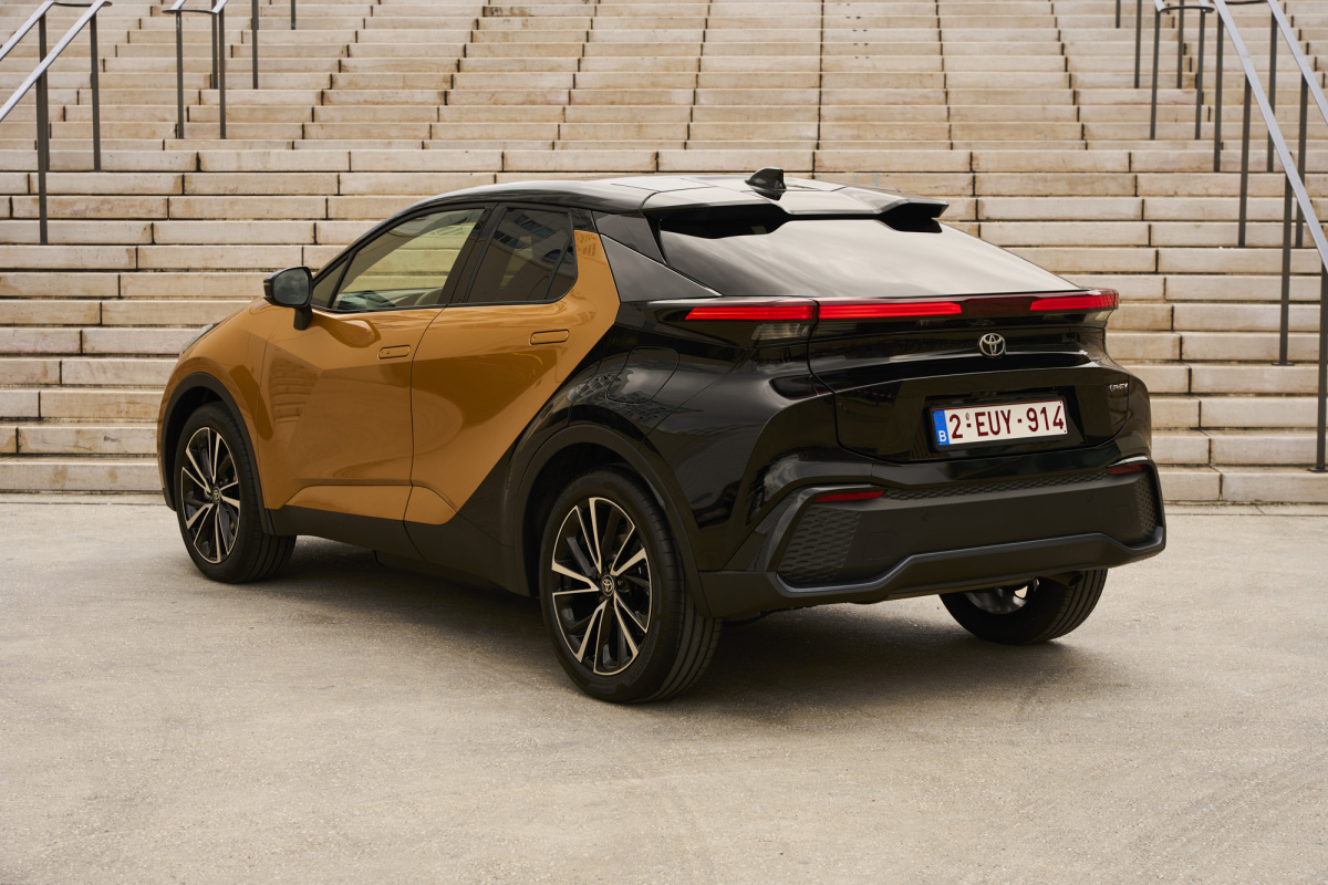 2024_c-hr-phev_dpl_static_003