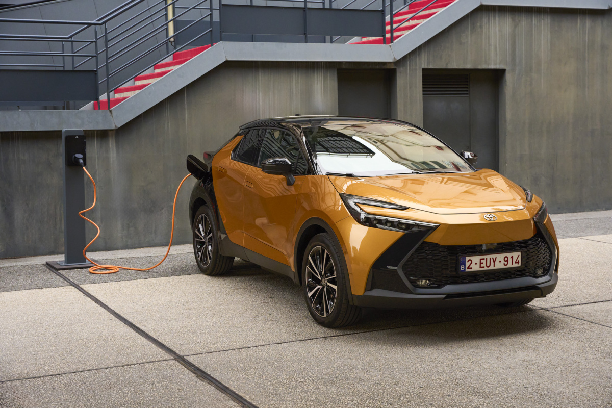 2024_c-hr-phev_dpl_static_008