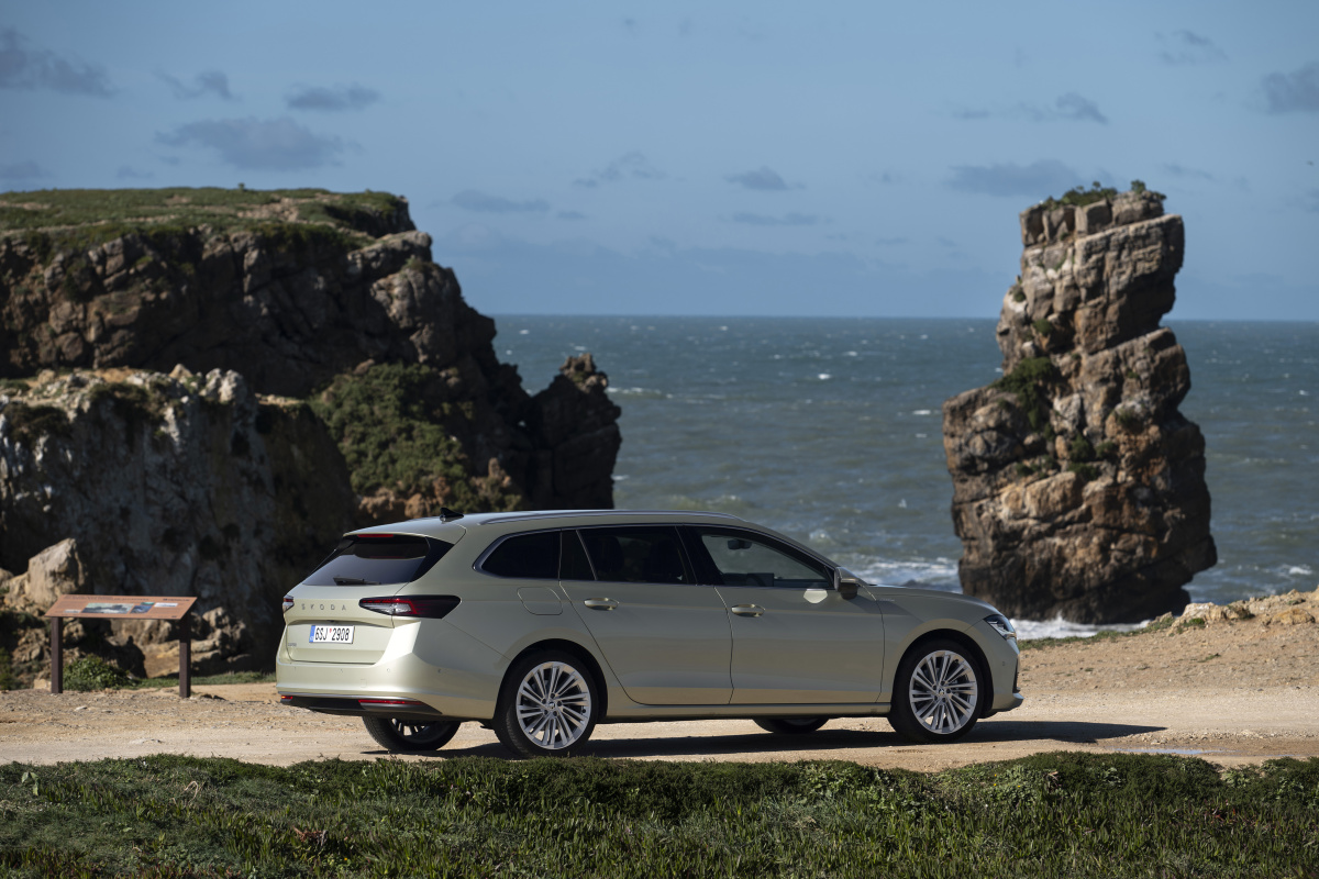 29_skoda_superb_combi_exterior_08eba107