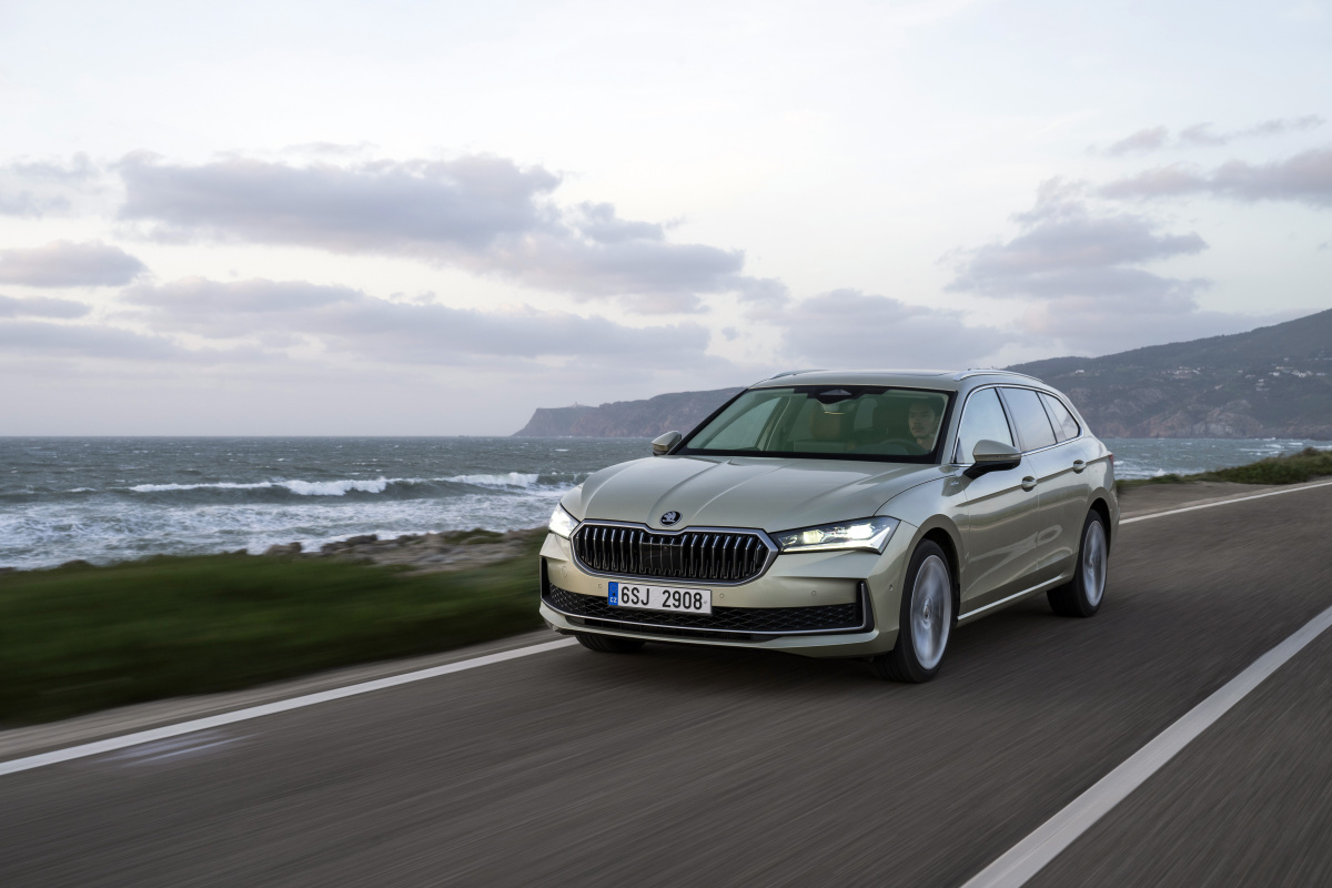 43_skoda_superb_combi_exterior_19a69863