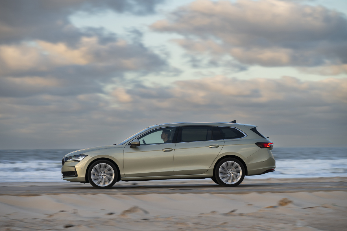 50_skoda_superb_combi_exterior_5c0a3e00