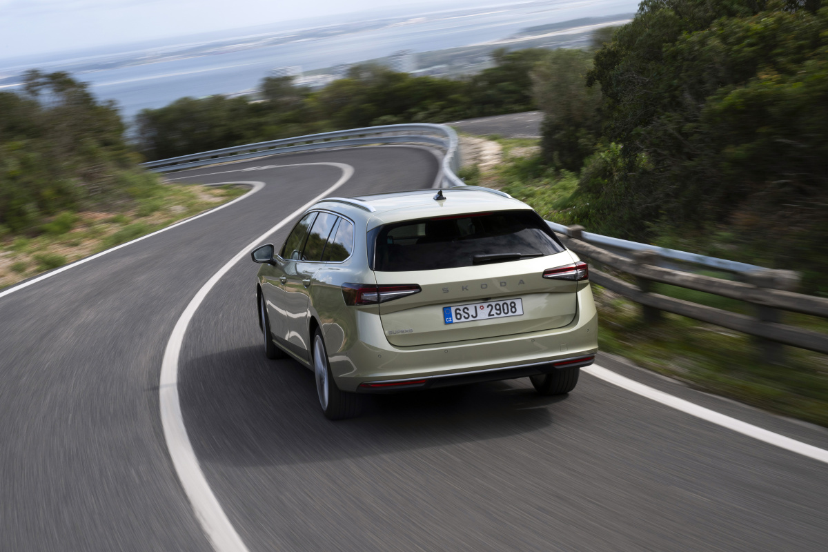 51_skoda_superb_combi_exterior_83c8b702