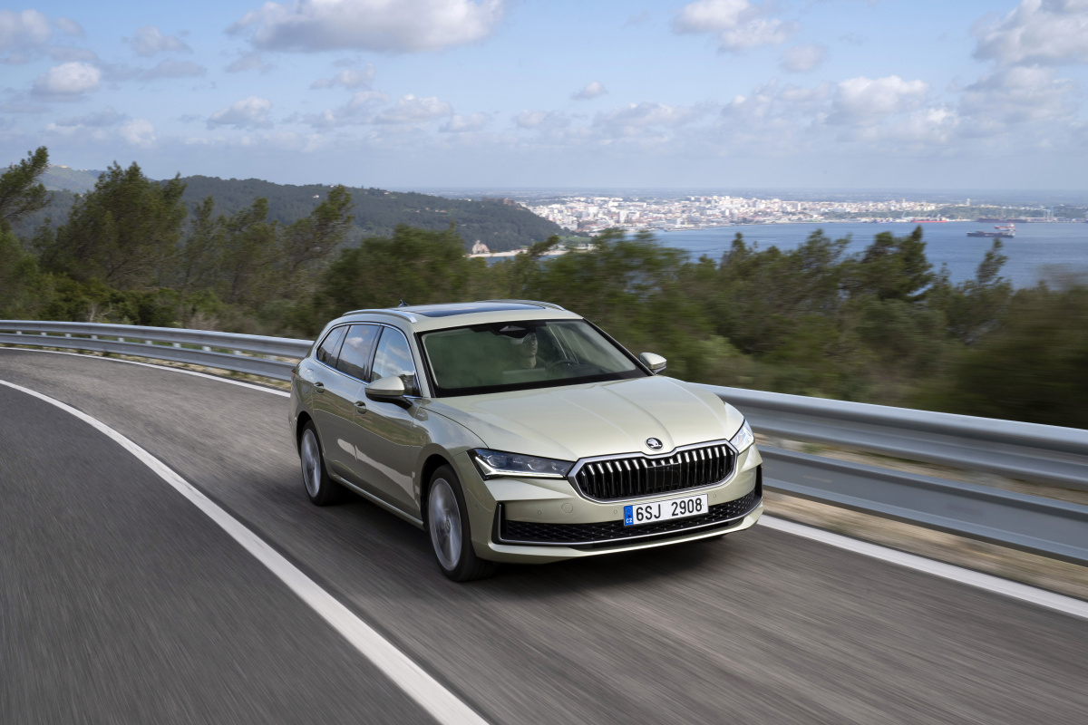 56_skoda_superb_combi_exterior_8a95bcf6