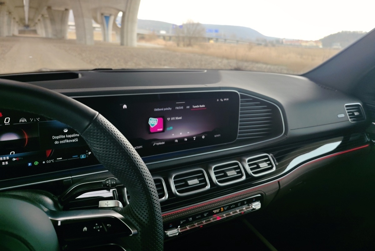 mercedes-benz-gls-2024-16