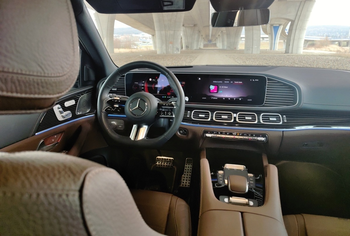mercedes-benz-gls-2024-18