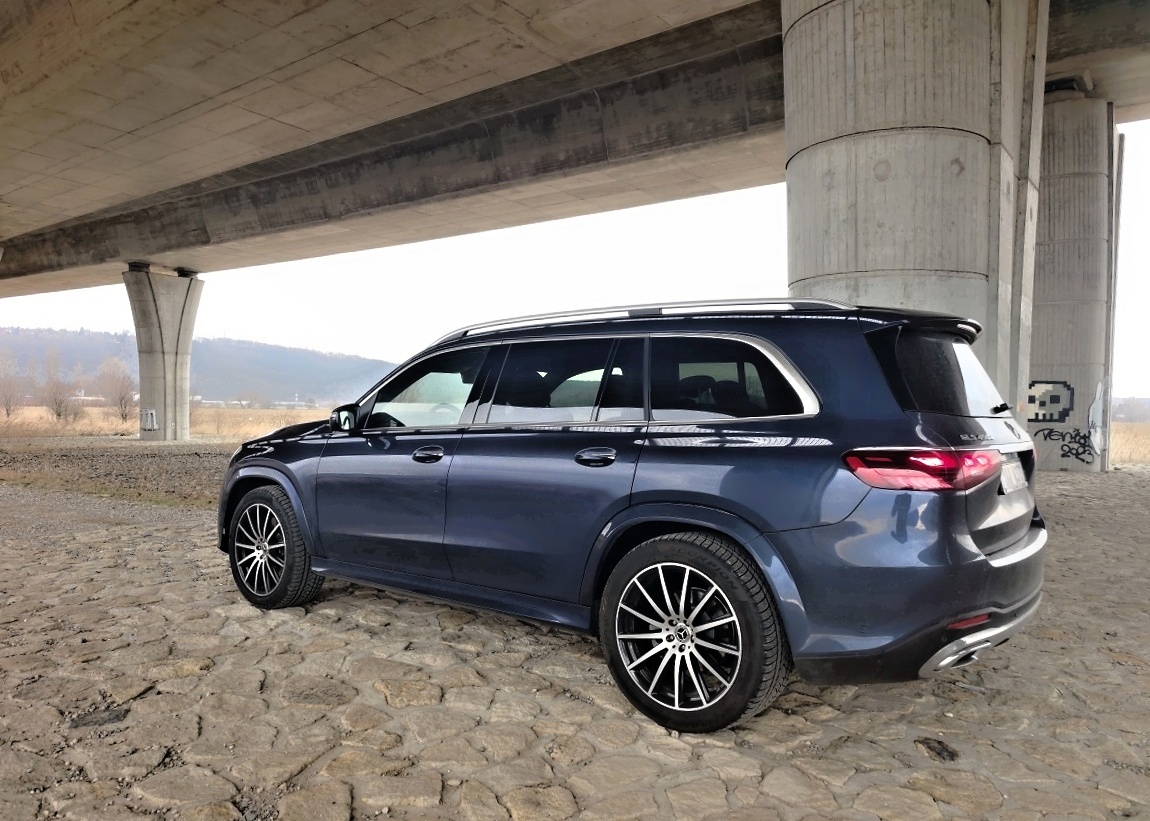 mercedes-benz-gls-2024-19