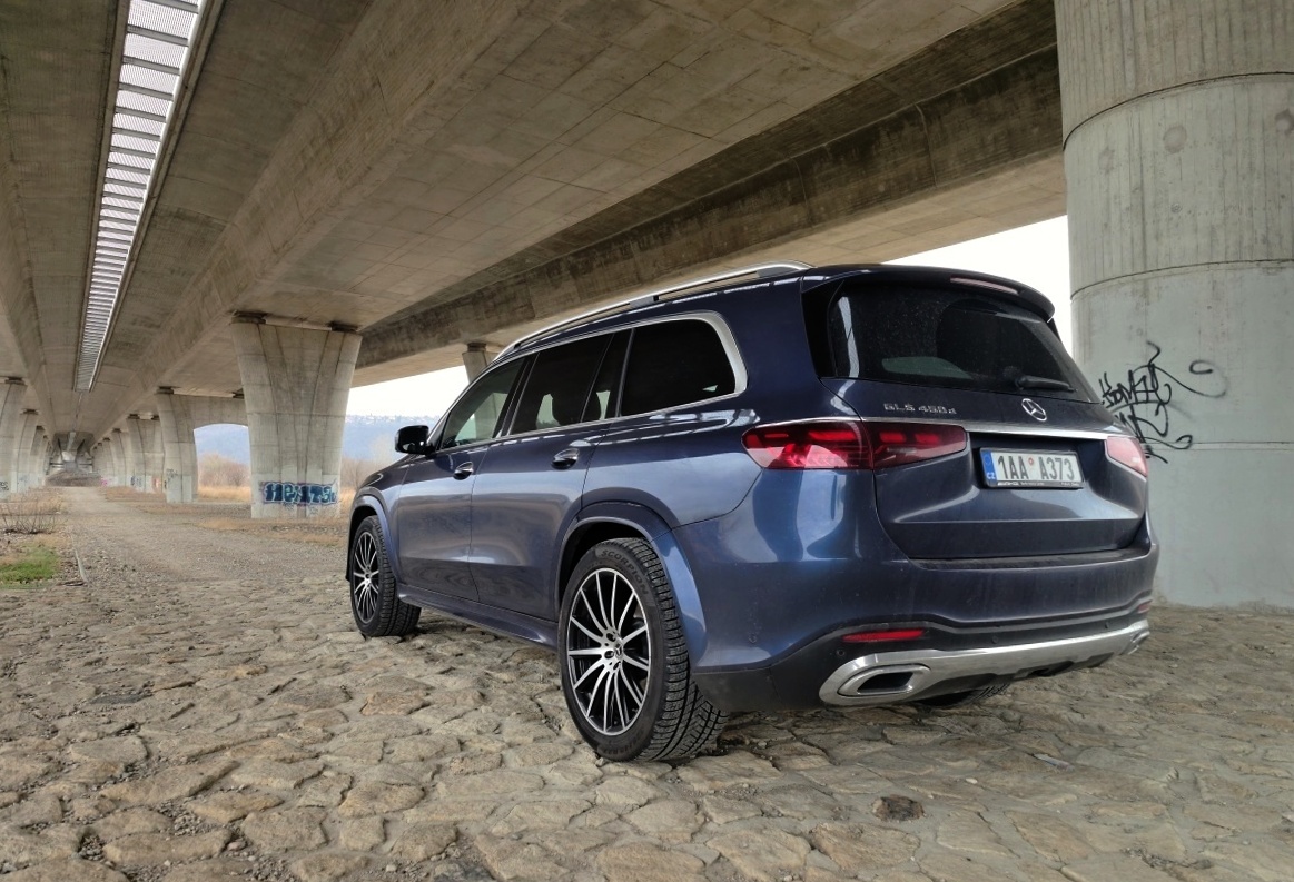 mercedes-benz-gls-2024-27