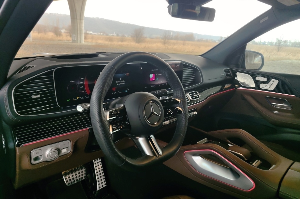 mercedes-benz-gls-2024-9