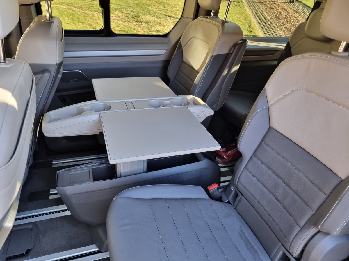 volkswagen-multivan-2024-17