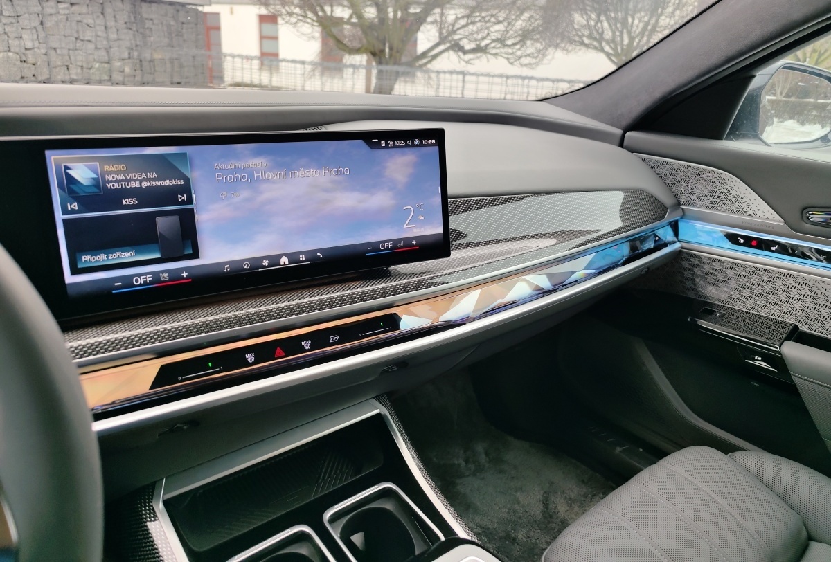bmw-m760e-2024-17
