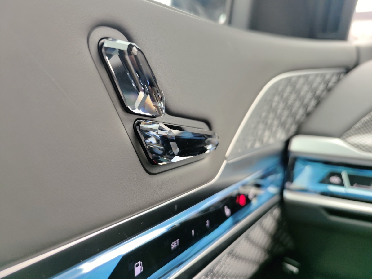 bmw-m760e-2024-23