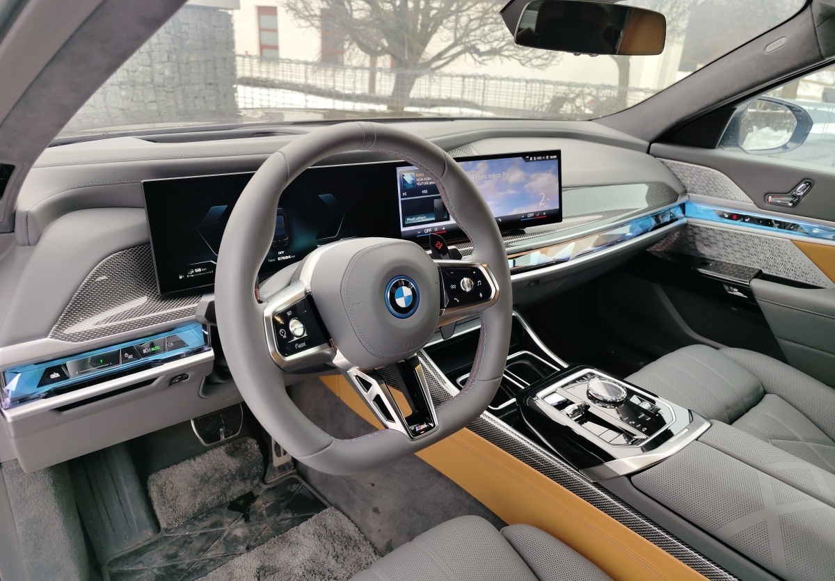 bmw-m760e-2024-28