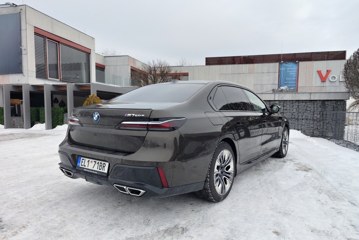 bmw-m760e-2024-39