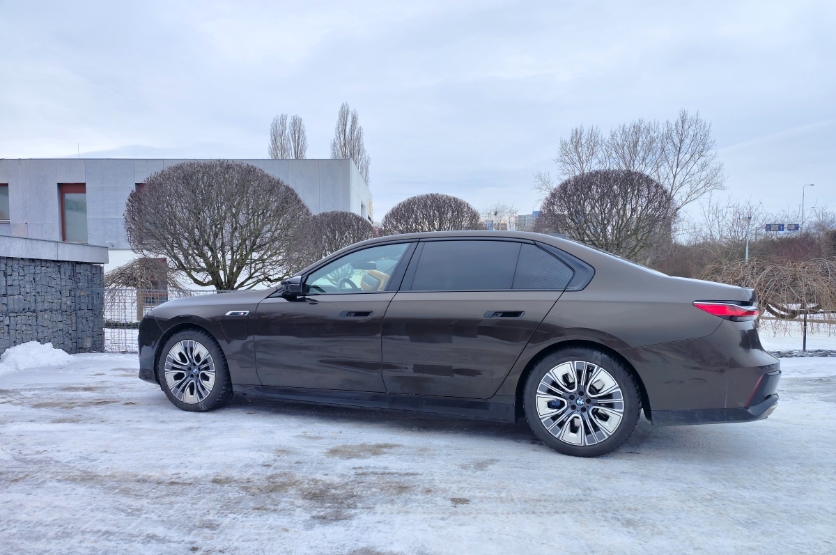 bmw-m760e-2024-46