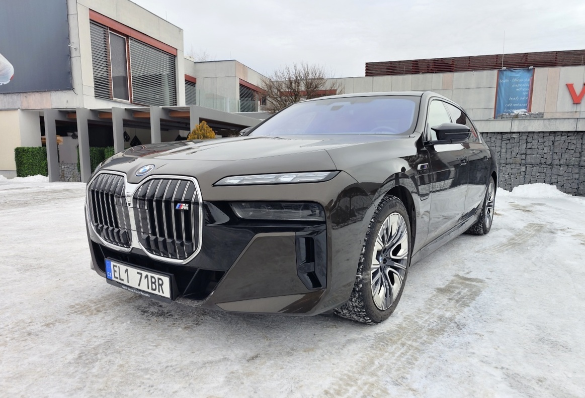 bmw-m760e-2024-5