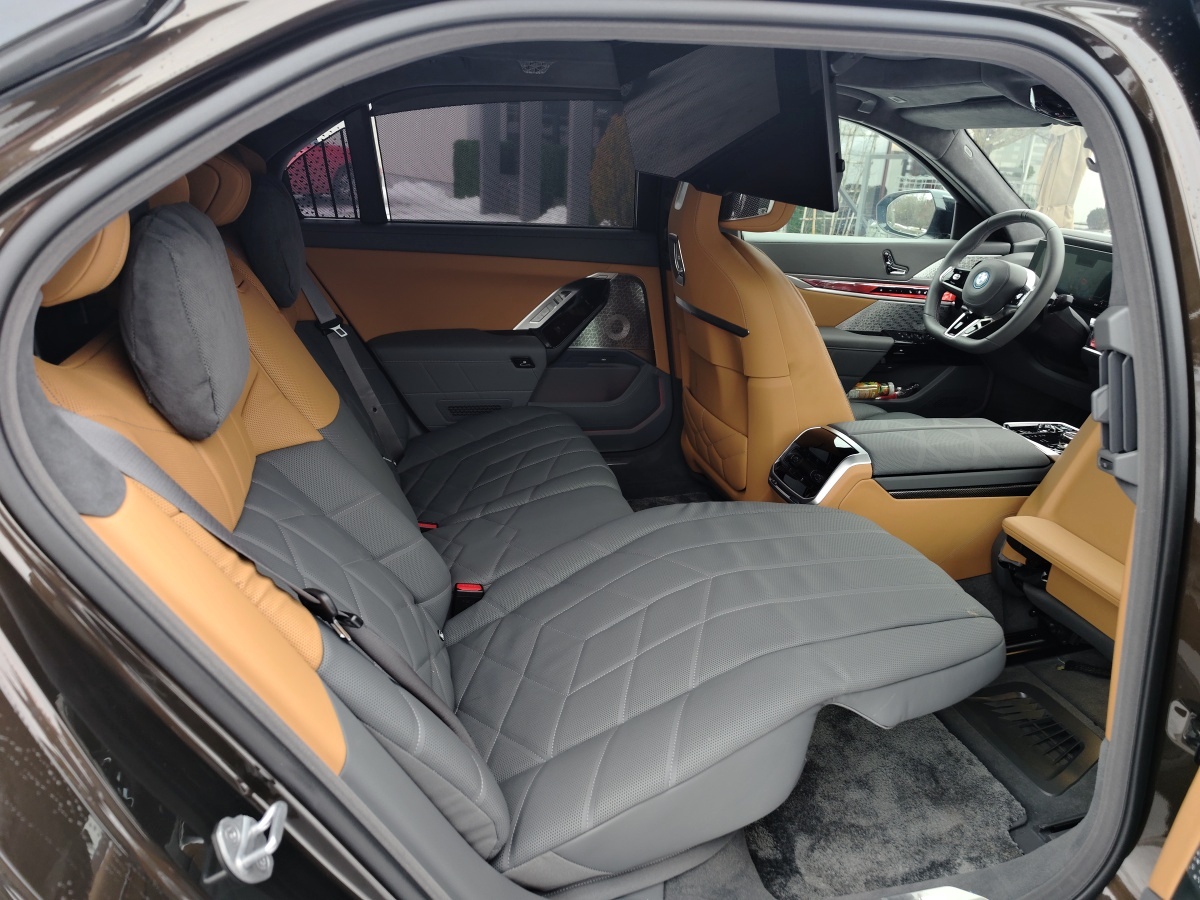 bmw-m760e-2024-50