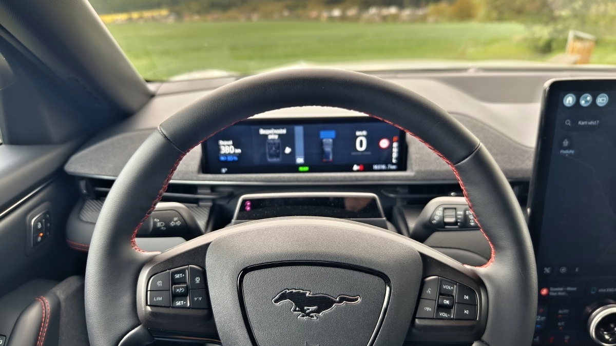ford-mustang-mach-e-2024-14