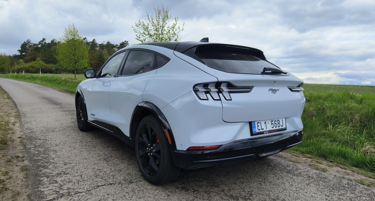 ford-mustang-mach-e-2024-8