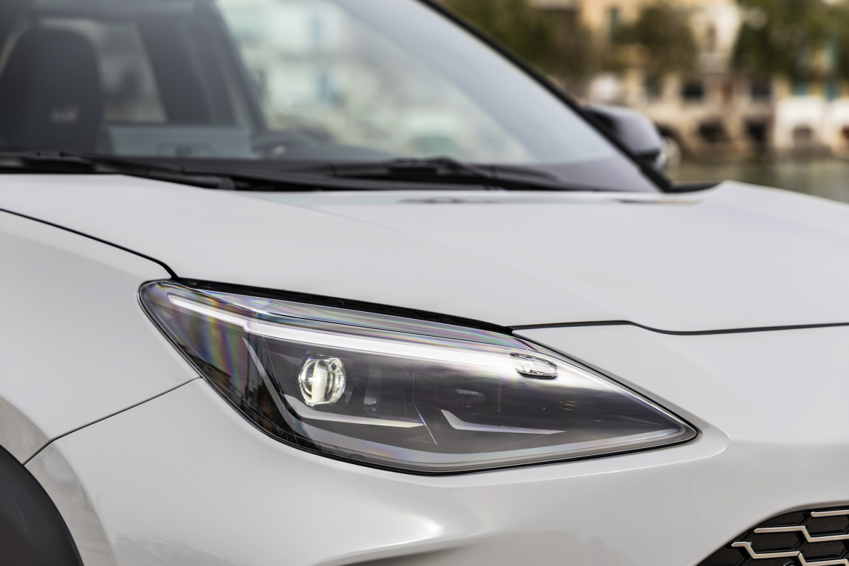 2024-_yaris_cross_dynamic-grey_dpl_details-07