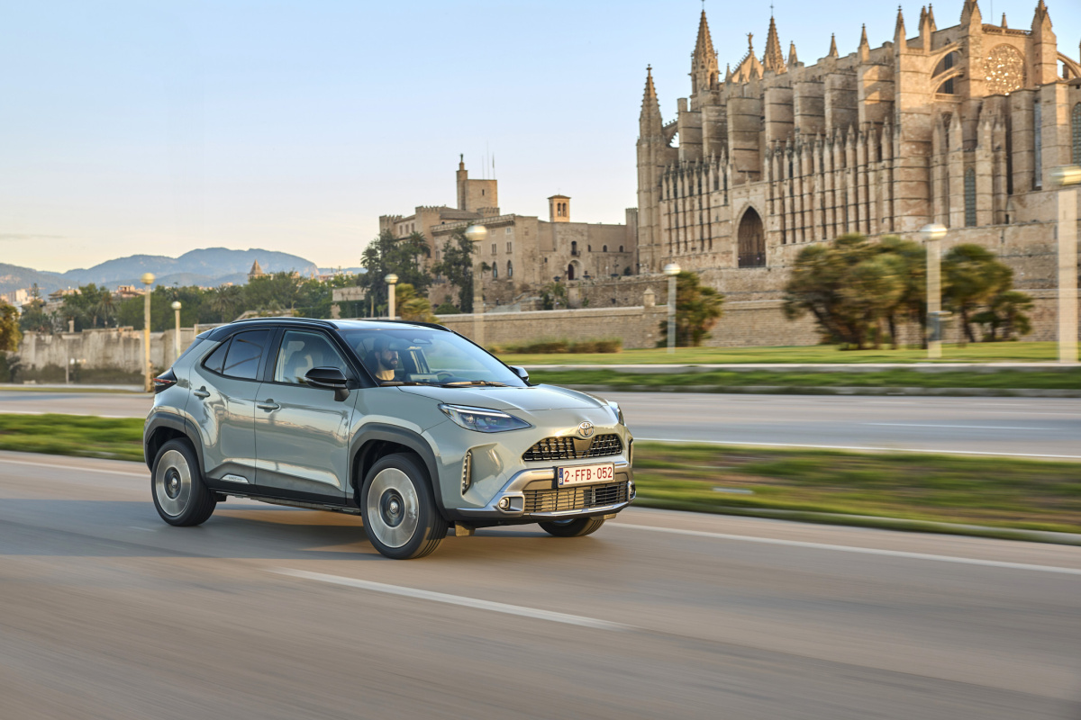 2024-_yaris_cross_urban_khaki_dpl_dynamic-01