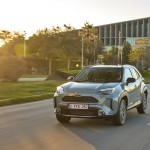 2024-_yaris_cross_urban_khaki_dpl_dynamic-09
