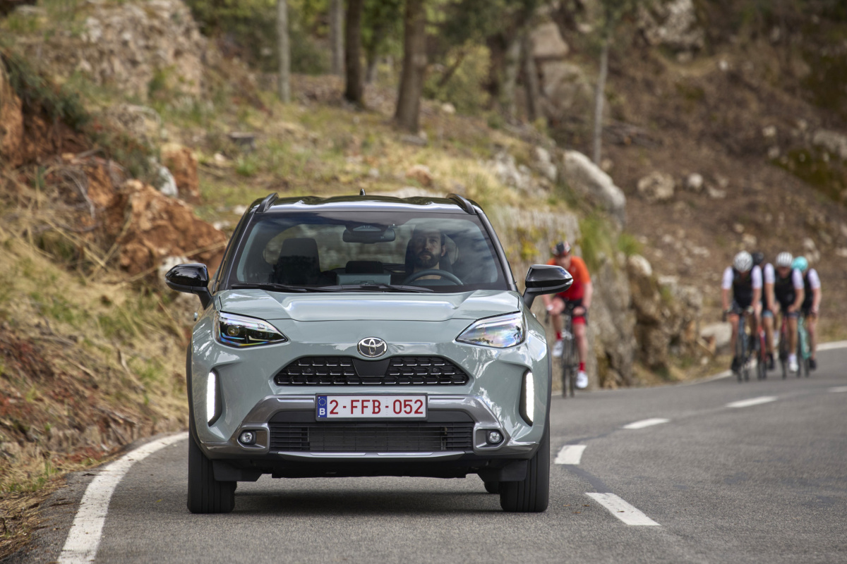 2024-_yaris_cross_urban_khaki_dpl_dynamic-11