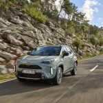 2024-_yaris_cross_urban_khaki_dpl_dynamic-15