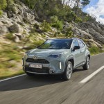 2024-_yaris_cross_urban_khaki_dpl_dynamic-17